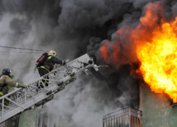 Около ста человек эвакуировали из пылающего дома в Новочеркасске