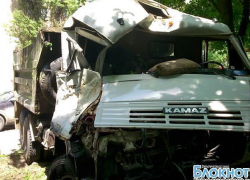В Новочеркасске водитель КамАЗа, спасая людей, направил машину в дерево