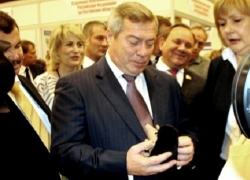 Новочеркасские пенсионерки подарили Василию Голубеву плюшевого ежа