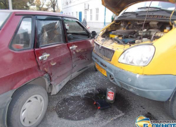 В Новочеркасске выехавшая на красный свет маршрутка протаранила легковушку