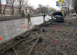 Потерявшая управление «Ауди» снесла 30-метровый забор в Новочеркасске