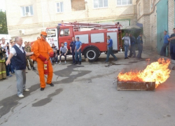 В Новочеркасске пожарные-добровольцы потушили огонь