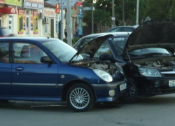В Новочеркасске «Тойота» столкнулась с «Ладой-Грантой»