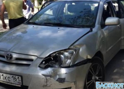 В ДТП в центре Новочеркасска «Тойоту» выбросило на тротуар. Никто не пострадал.