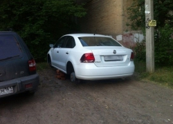 В Новочеркасске «разули» «Фольксваген»