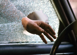 Мужчина дерзко украл крупную сумму из припаркованной машины под Новочеркасском