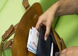 Житель Новочеркасска не смог остаться равнодушным при виде женской сумочки и прихватил ее с собой