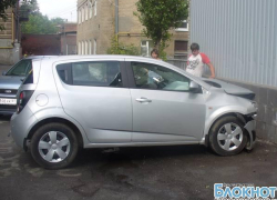 В стену новочеркасского колледжа врезалась «Шевроле Авео»: пострадал 1 человек