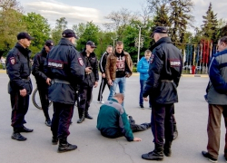Новочеркасца забрали в полицию за то, что он лежал на площади
