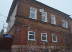 В доме, где недавно обрушилась крыша, обвалилась часть стены