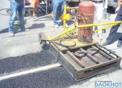 В Новочеркасске начали латать дороги новым методом спайки