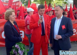 Депутат Госдумы Олег Пахолков участвует в первомайской демонстрации в Кишиневе