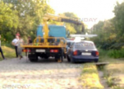В Новочеркасске сотрудникам ГИБДД пришлось вызволять пьяного водителя из канавы
