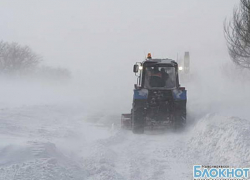 На окраины Новочеркасска хлеб доставляют с помощью тракторов