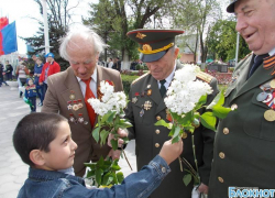 По улицам Новочеркасска прошел «Бессмертный полк» и парад в честь Победы