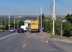 В Новочеркасске легковушка попала под фуру