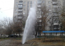 В Новочеркасске забил коммунальный фонтан высотой около 15 метров