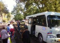 В Новочеркасске трамвай взял на буксир застрявшую на путях маршрутку