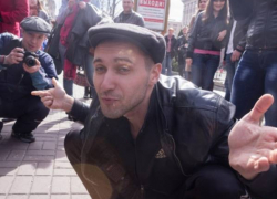 В Новочеркасске у мужчины отобрали спортивный костюм