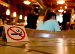С 1 июня будет запрещено курить в барах, кафе и ресторанах