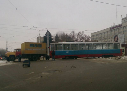 Сошедший с рельсов трамвай перегородил главную улицу Новочеркасска
