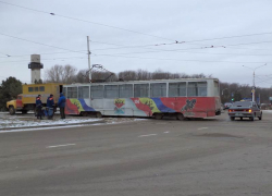 В Новочеркасске трамвай сошел с рельсов на площади Юбилейной