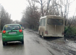 В Новочеркасске маршрутка, пытаясь объехать пробку по обочине, застряла в грязи