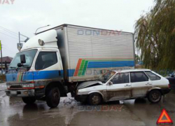 В Новочеркасске «девятка» врезалась в грузовик