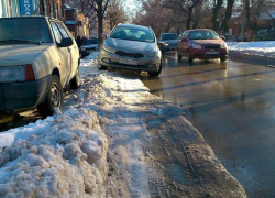 В Новочеркасске снегоуборочная техника закапывает людей в их собственных расчищенных дворах