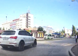 Опасный маневр лихача на Audi в Новочеркасске сняли на видео