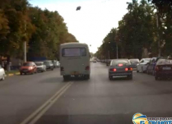 В Новочеркасске маршрутки не стесняются ездить по встречке даже на центральной улице