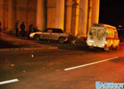 В Новочеркасске в результате ДТП ВАЗ врезался в триумфальную арку