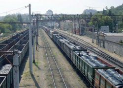 Молодая девушка украла из грузового поезда в Новочеркасске чугунные слитки