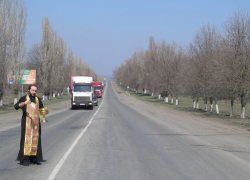 Трассу Новочеркасск - Каменоломни окропили святой водой