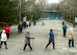 Новочеркасский «Союз-НовоХод» не останавливают снег и ветер: любители скандинавской ходьбы тренируются в любую погоду