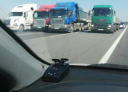 Протестующие из-за "Платона" дальнобойщики устроили пробку на трассе под Новочеркасском