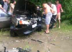 В Новочеркасске в результате ДТП водитель оказался зажат в машине