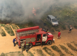 Мощный пожар с удивительным спасением машины сняли на видео в Новочеркасске
