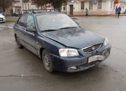 В Новочеркасске таксист не уступил дорогу «Хендаю»