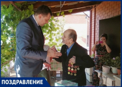 В Новочеркасске ветерана ВОВ поздравили с 93-летием