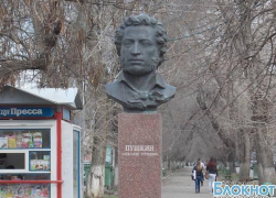 В Новочеркасске автомобиль ВАЗ-2110 врезался в бюст Пушкина