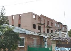 В Новочеркасске на участке в частном секторе строят многоквартирный дом