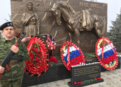 Потрясающий памятник новочеркасским курсантам-защитникам КБР установили в Ново-Ивановском