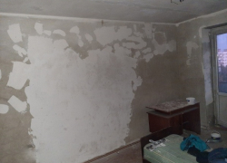 Погорелец из Новочеркасска, спасший из огня свою семью, спит на голом полу