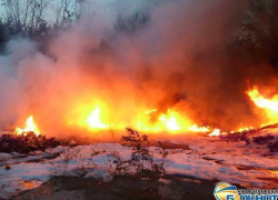 На заброшенном заводе в Новочеркасске произошел крупный пожар - ВИДЕО