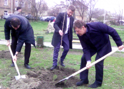 Мэр Новочеркасска Владимир Киргинцев вышел на городскую улицу с лопатой