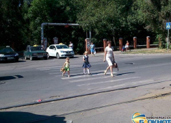 В Новочеркасске на улице Первомайской напротив детской больницы устанавливают светофор