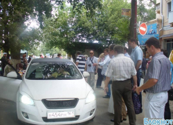 Мэр Новочеркасска едва не попал под колеса автомобиля на улице Гвардейской