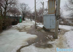В Новочеркасске талая вода подмывает основание электроподстанции на улице Аксайской