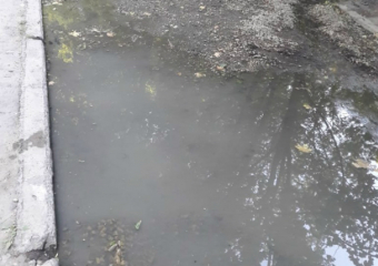 «Лужи нечистот на улице Чехова невозможно откачать из-за маленькой глубины», - администрация Новочеркасска